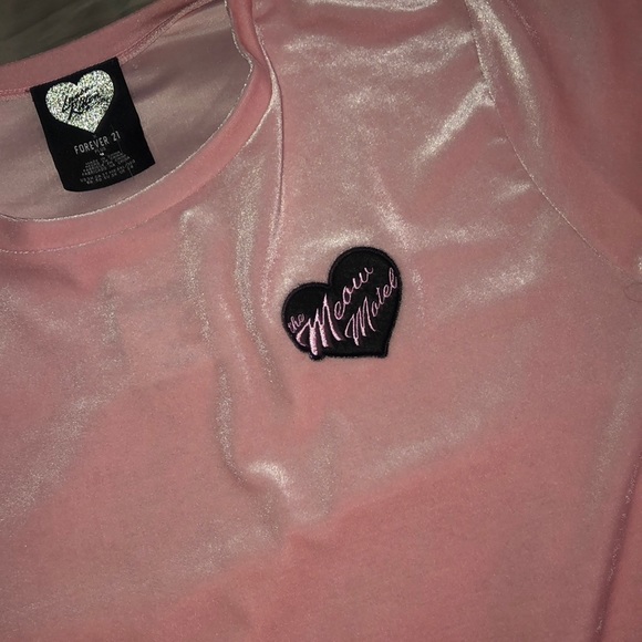 a pink velvet material graphic tee - Picture 2 of 3